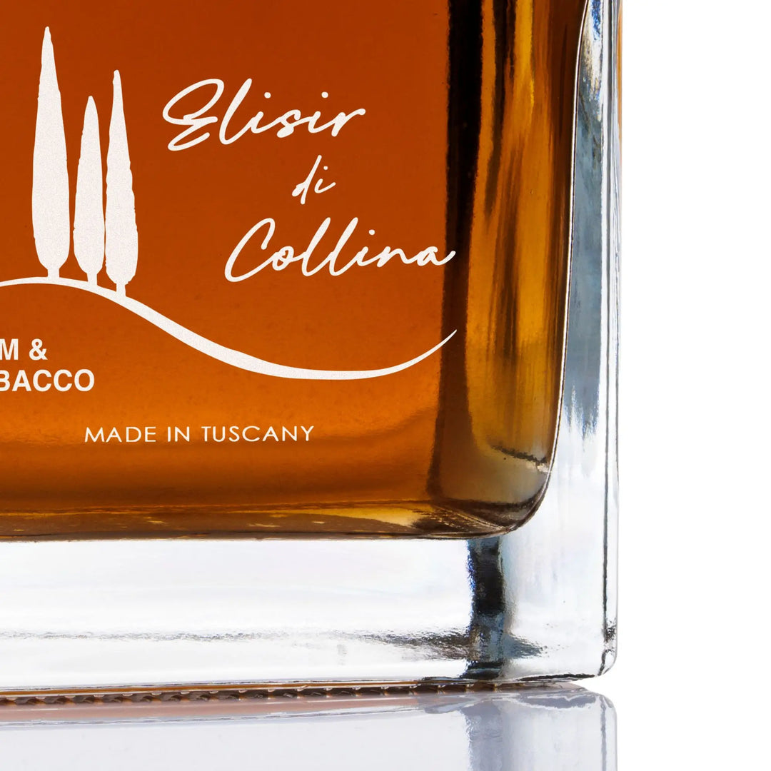 Dettagli delo logo Elisir di Collina e del testo Made in Tuscany impresso sul vetro di un profumatore d'ambiente