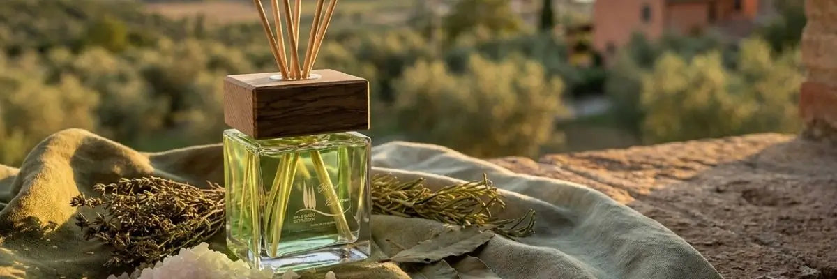 Profumatore d'ambiente Sale degli etruschi su pietra toscana con cristalli di sale marino e luce calda.