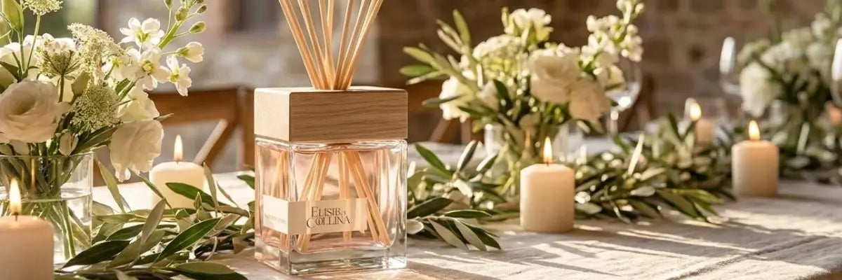 Architettura olfattiva per il matrimonio: profumatore di design su una tavola in stile toscano tra fiori e lino.
