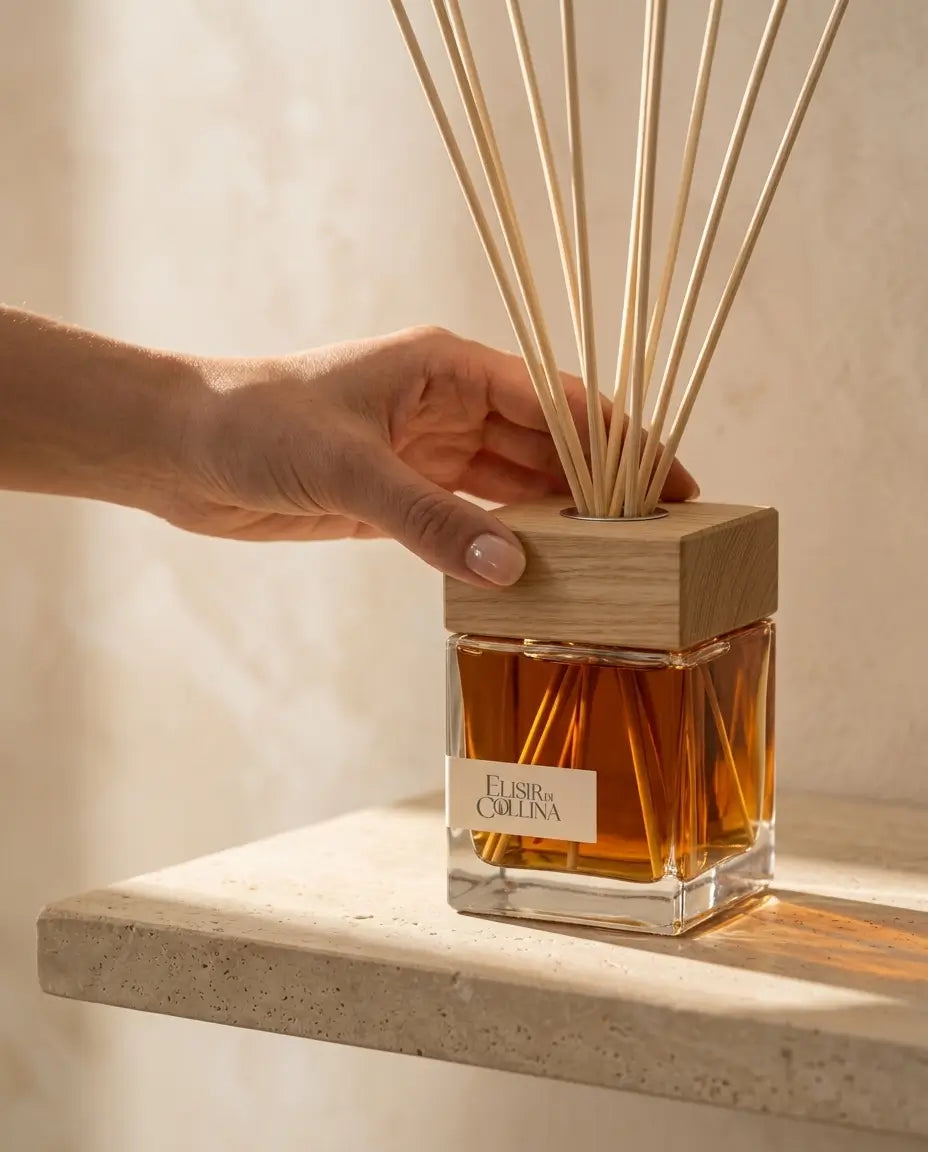 Immagine creata con intelligenza artificiale che rappresenta una mano che chiude il profumatore d'ambiente a bastoncini Elisir di Collina dopo aver ricaricato il liquido con la ricarica specifica Elisir di Collina