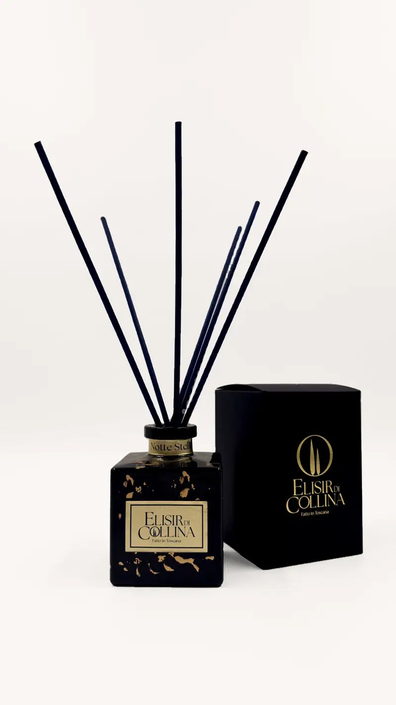 Flacone e scatola del nuovo profumatore d'ambiente a bastoncini Notte Stellata di Elisir di Collina in edizione limitata per Natale