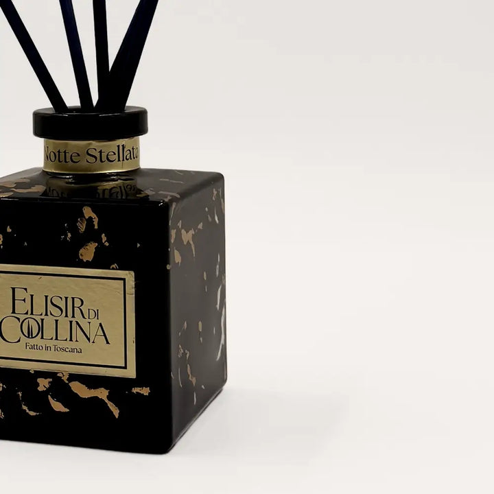 Visuale da vicino del nuovo profumatore d'ambiente a bastoncini Notte Stellata di Elisir di Collina in edizione limitate