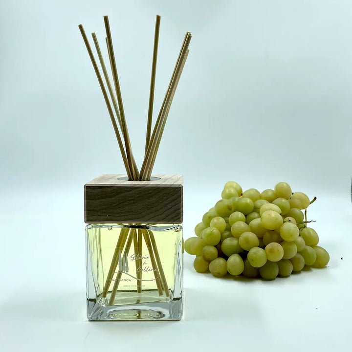 Profumatore d’ambiente Uva Bianca con tappo inserito, bastoncini in legno e uva bianca a lato