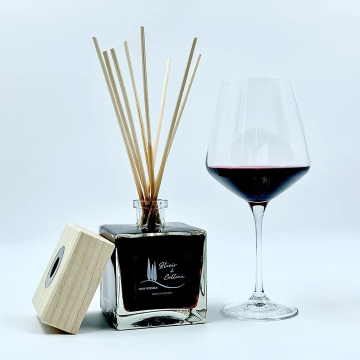 Profumatore d’ambiente Uva Rossa con tappo in legno e bastoncini – fragranza artigianale Elisir di Collina