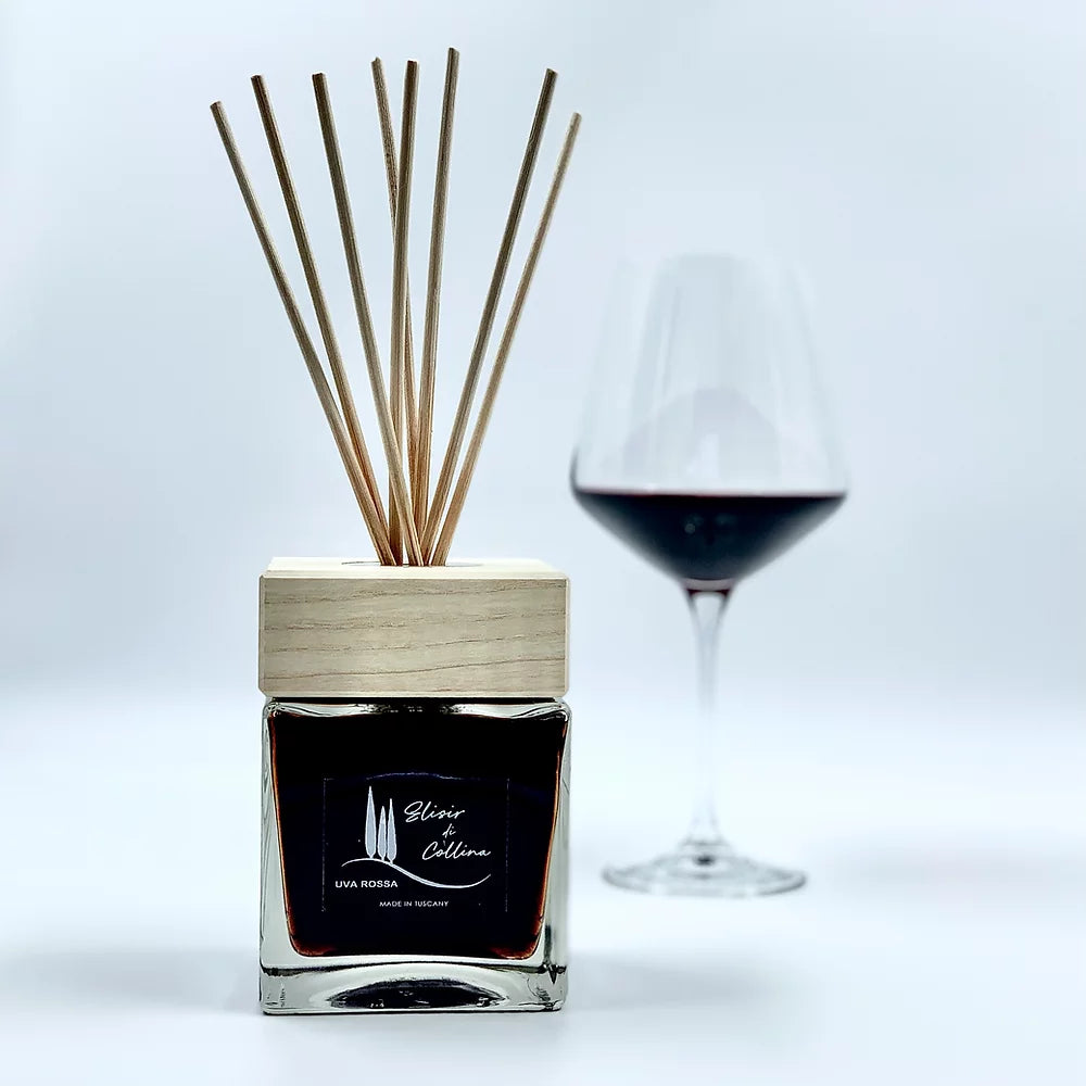 Profumatore d’ambiente Uva Rossa con tappo in legno e bastoncini – fragranza artigianale Elisir di Collina