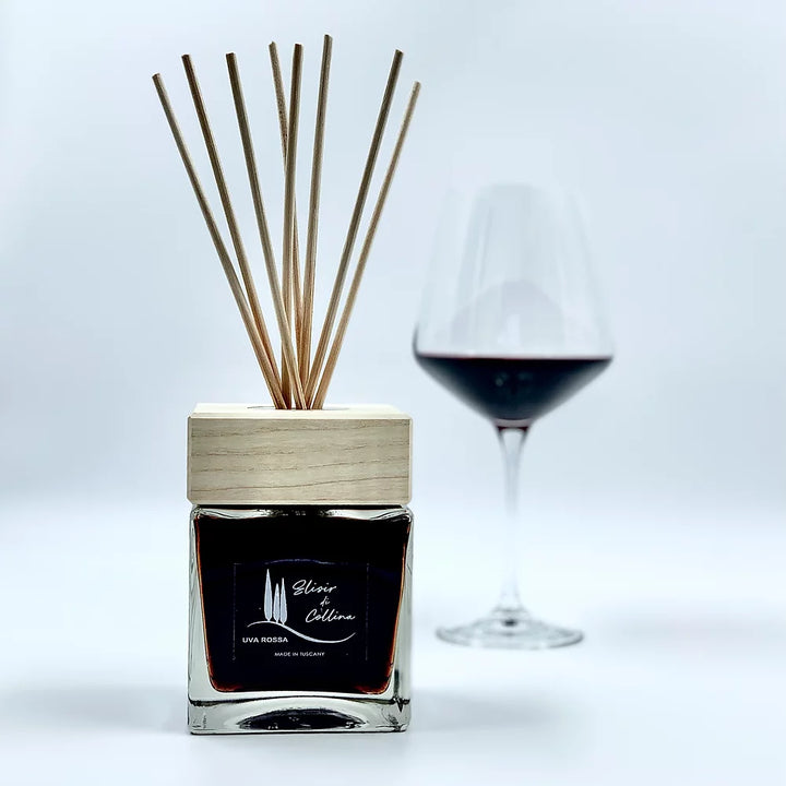 Profumatore d’ambiente Uva Rossa con tappo in legno e bastoncini – fragranza artigianale Elisir di Collina